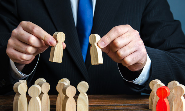 如何根據行業和市場狀況進行薪酬調整？