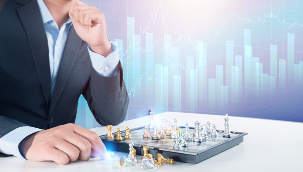 全面評估戰略風險，及時調整戰略方向