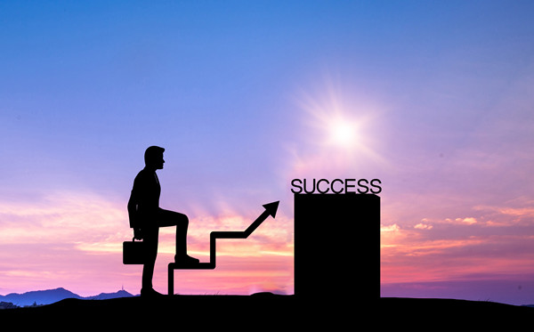 全面評估戰略風險，及時調整戰略方向