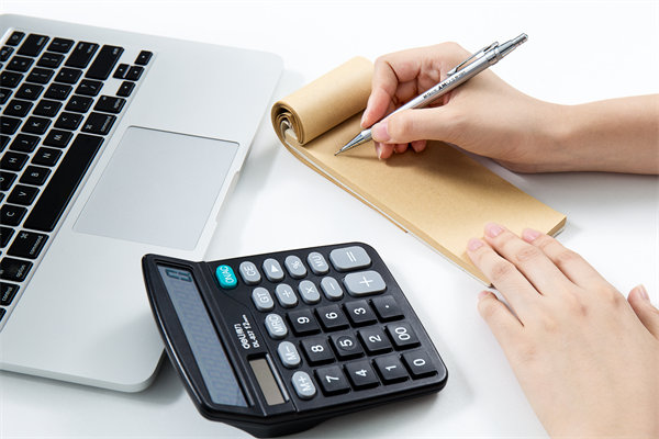 如何評估公司的薪酬水平在行業中的競爭力如何？