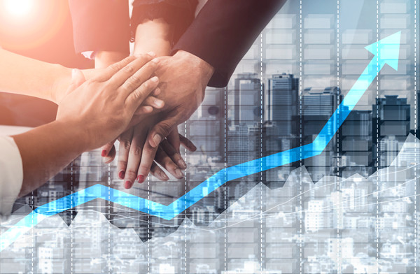 績(jī)效管理中，如何有效溝通反饋以促進(jìn)員工成長(zhǎng)？