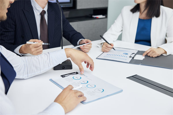 績效管理中，如何有效反饋以促進(jìn)員工持續(xù)改進(jìn)與成長？