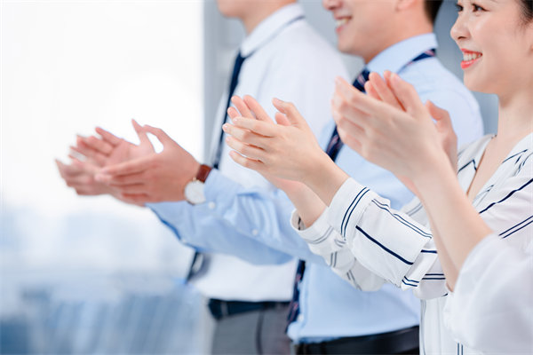 組織變革中，如何管理員工情緒與阻力，確保平穩(wěn)過渡？