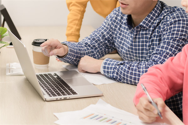 年度經(jīng)營計劃執(zhí)行過程中，如何監(jiān)控進度與效果？