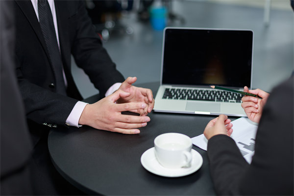 面對業績波動，企業如何靈活調整績效評價標準？