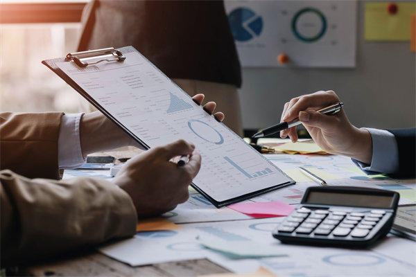 制定年度預(yù)算時(shí)，如何兼顧創(chuàng)新投入與成本控制？