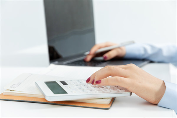 市場(chǎng)環(huán)境突變時(shí)，企業(yè)如何靈活調(diào)整預(yù)算策略以應(yīng)對(duì)？