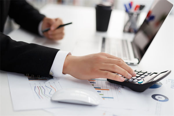 在跨部門預(yù)算協(xié)調(diào)中，如何克服溝通障礙，達(dá)成共識(shí)？