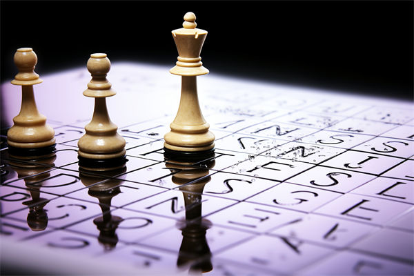 集團管控中，如何確保子公司戰略與集團目標一致？