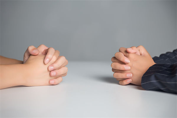 在薪酬談判中，如何把握員工的心理預期和企業(yè)底線？