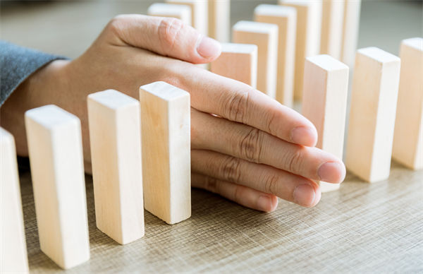 在年度經營計劃中，如何有效識別并應對潛在風險？