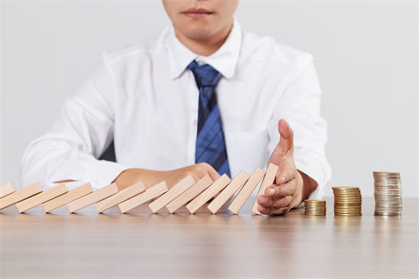 在年度經營計劃中，如何有效識別并應對潛在風險？