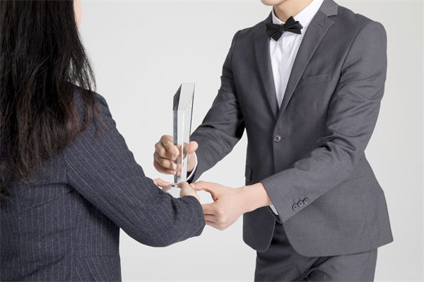 如何利用薪酬績效激勵，促進跨部門合作與協調？