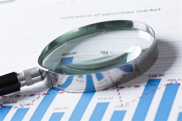 在制定年度經營計劃時，如何考慮行業趨勢和政策影響？