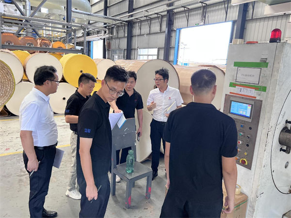 正睿老師深入企業(yè)生產(chǎn)一線(xiàn)