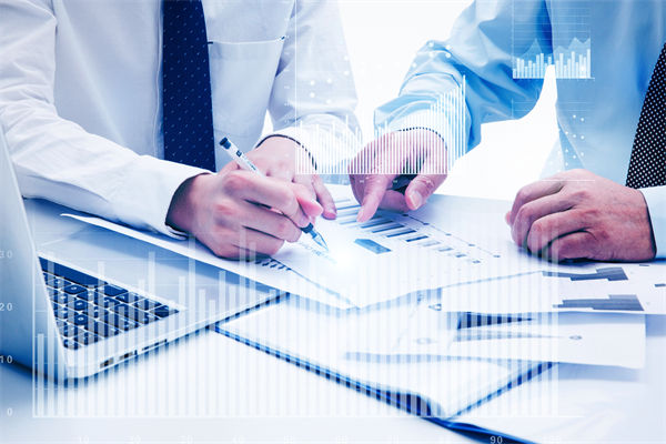 如何通過預算分析，識別企業(yè)運營中的潛在風險與機遇？