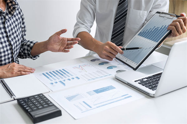 在滾動預算模式下，如何確保預算的連續性和前瞻性？