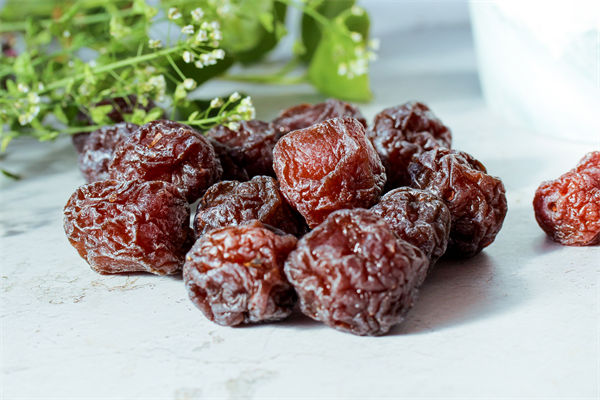 商家回應(yīng)2顆話梅128元，企業(yè)營銷管理有何啟示？