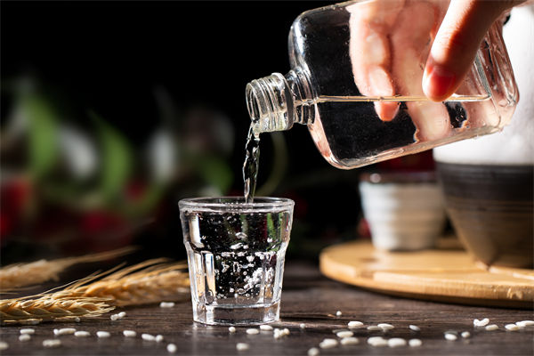 白酒遇冷，集體“降度”，關聯企業有何營銷啟示？